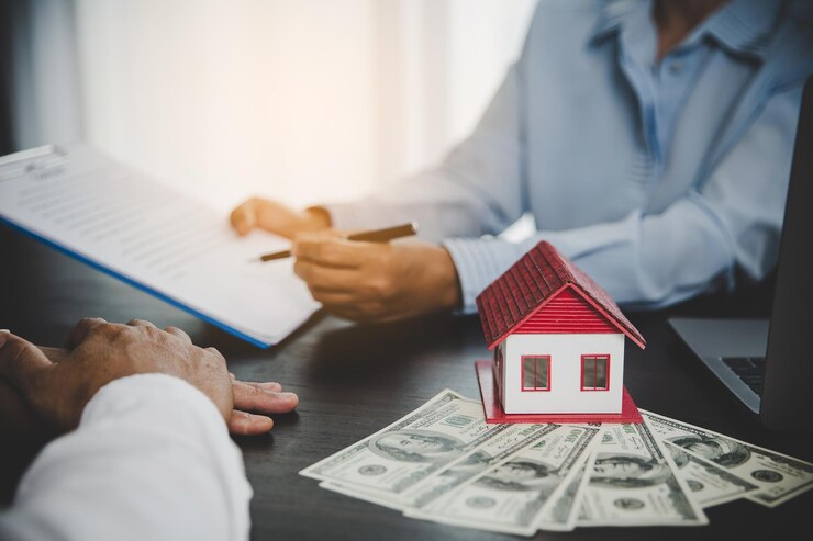 agent immobilier présentant au client une formulaire sur Leboncoin Immobilier sur une offre habitation