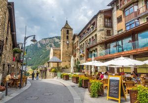 Vue de la rue d'une belle ville à Andorre avec des bâtiments tupiques