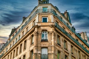 prise de vue à faible angle d'un bâtiment historique à Paris