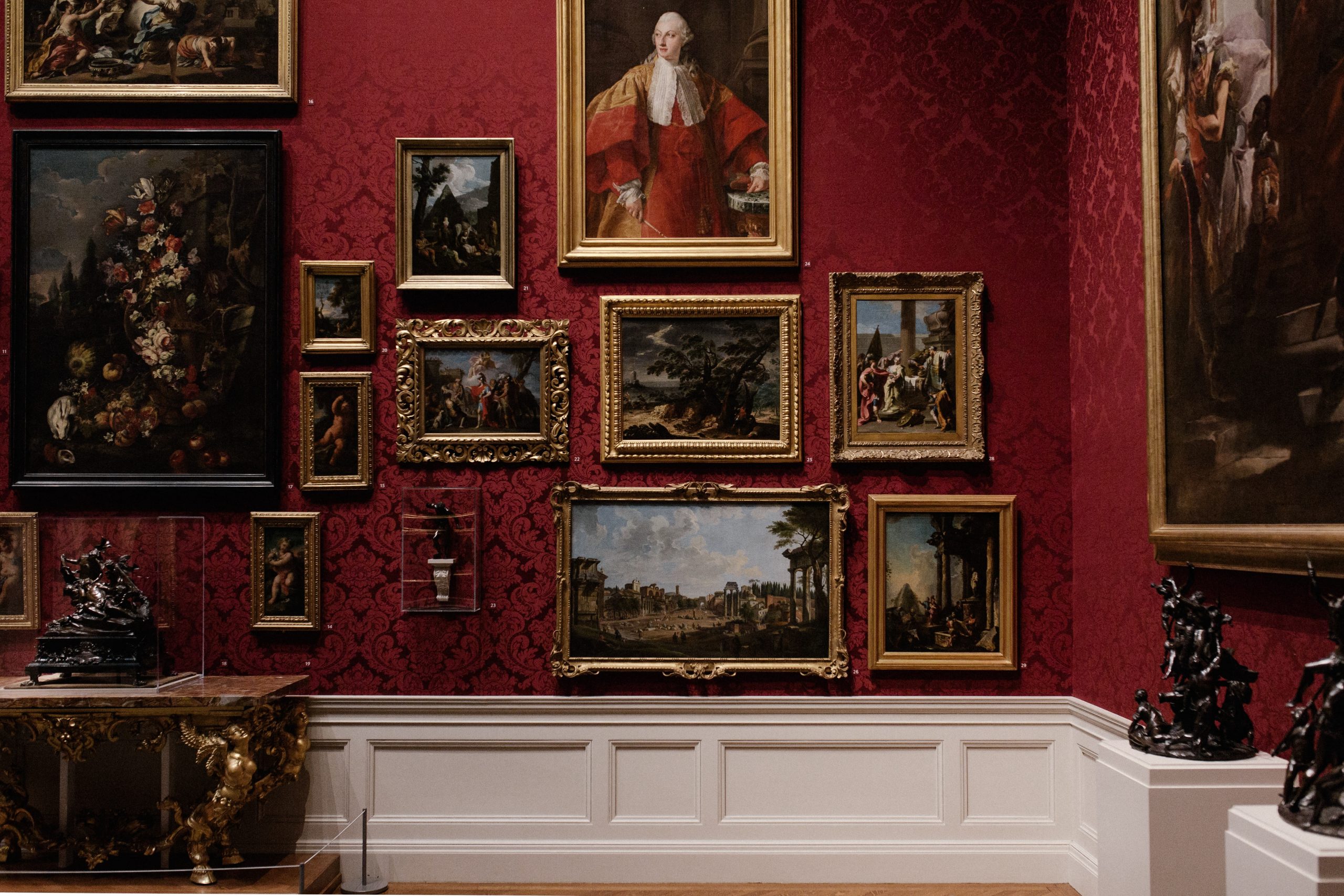 Vue intérieur d'une musée avec des tableaux artistiques accrochés sur le mur